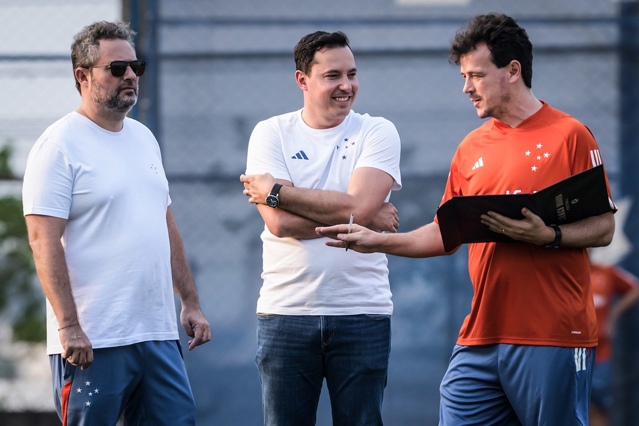 Diretoria do Cruzeiro está no mercado em busca de um zagueiro para o elenco de 2025