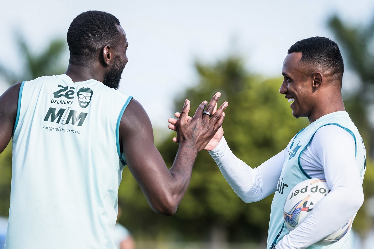 Yannick Bolasie e Marquinhos durante treino em BH