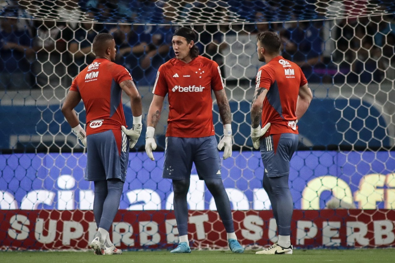 Cássio durante aquecimento com companheiros de posição