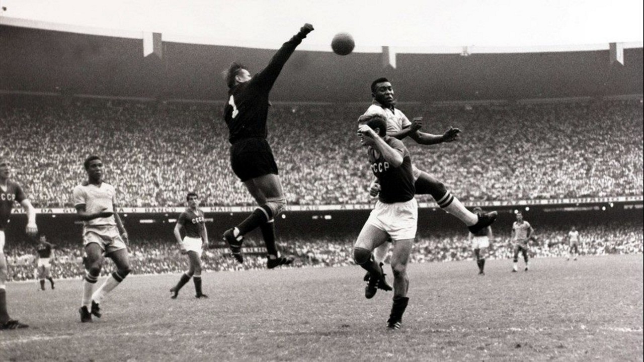 Yashin salta para bloquear cabeçada de Pelé durante partida entre União Soviética e Brasil