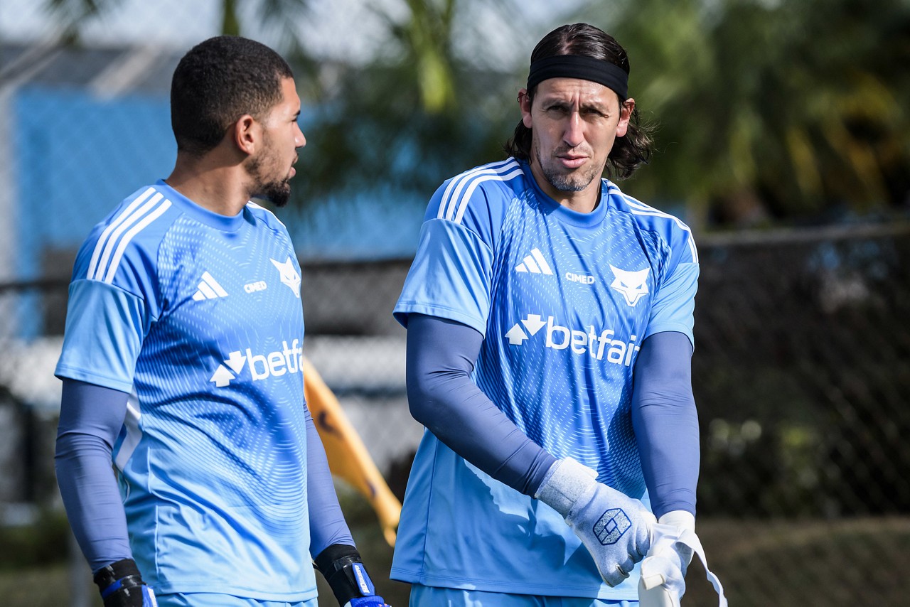 Léo Aragão e Cássio conversam antes de treino dos goleiros na Toca da Raposa