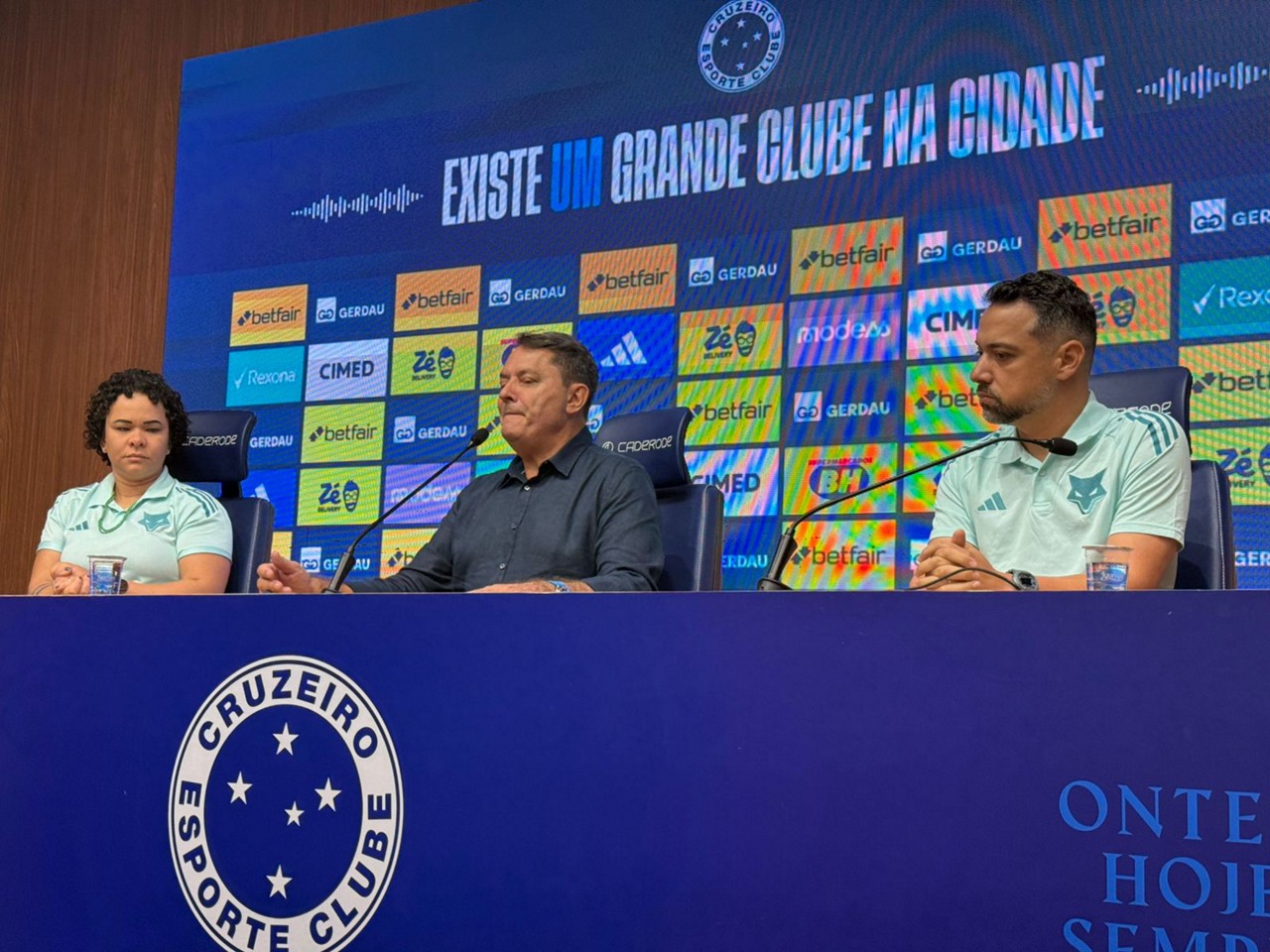 Bárbara Fonseca, Diretora do Cruzeiro Feminino, Pedro Lourenço, proprietário da SAF Celeste, e Jonas Urias, técnico das Cabulosas, concederam entrevista coletiva nesta quinta (9)