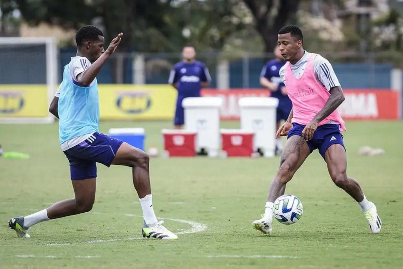 No ano passado, Bruno Alves (à esquerda) chegou a participar de alguns treinos com o elenco profissional