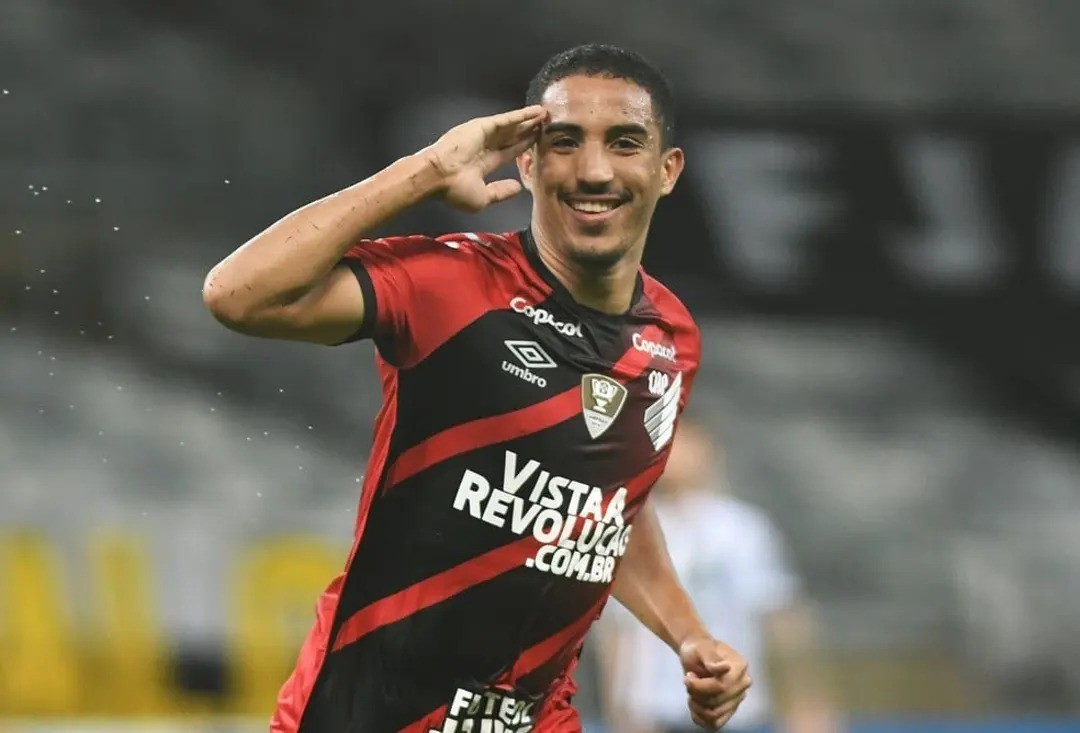 Volante Christian comemora gol durante partida do Athlético-PR