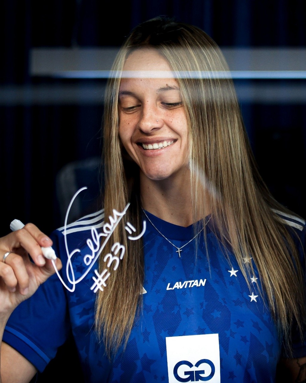 Zagueira do Cruzeiro, Vitória Calhau, que teve contrato ampliado pelo clube