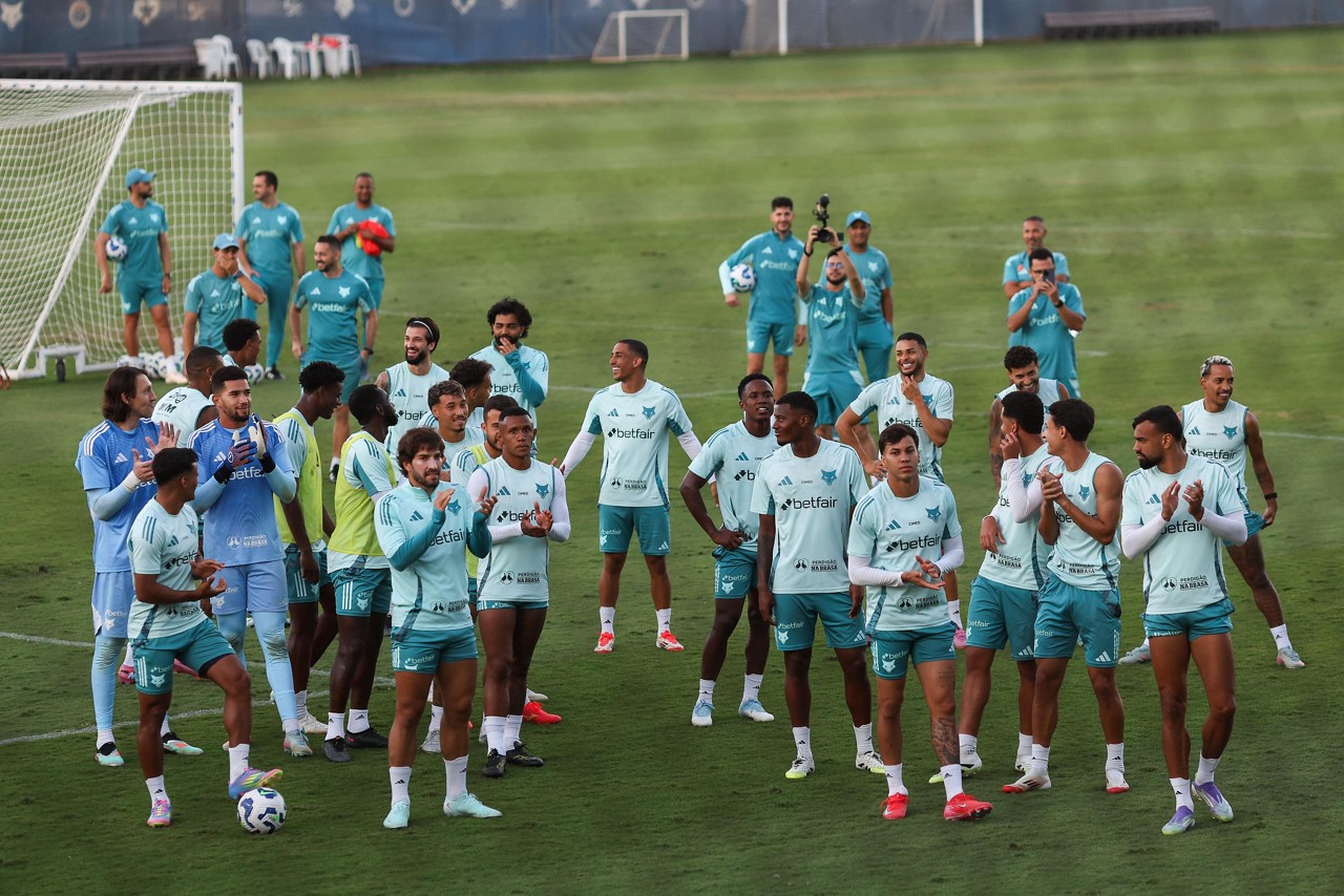 Jogadores aplaudem torcida que esteve presente na Toca da Raposa