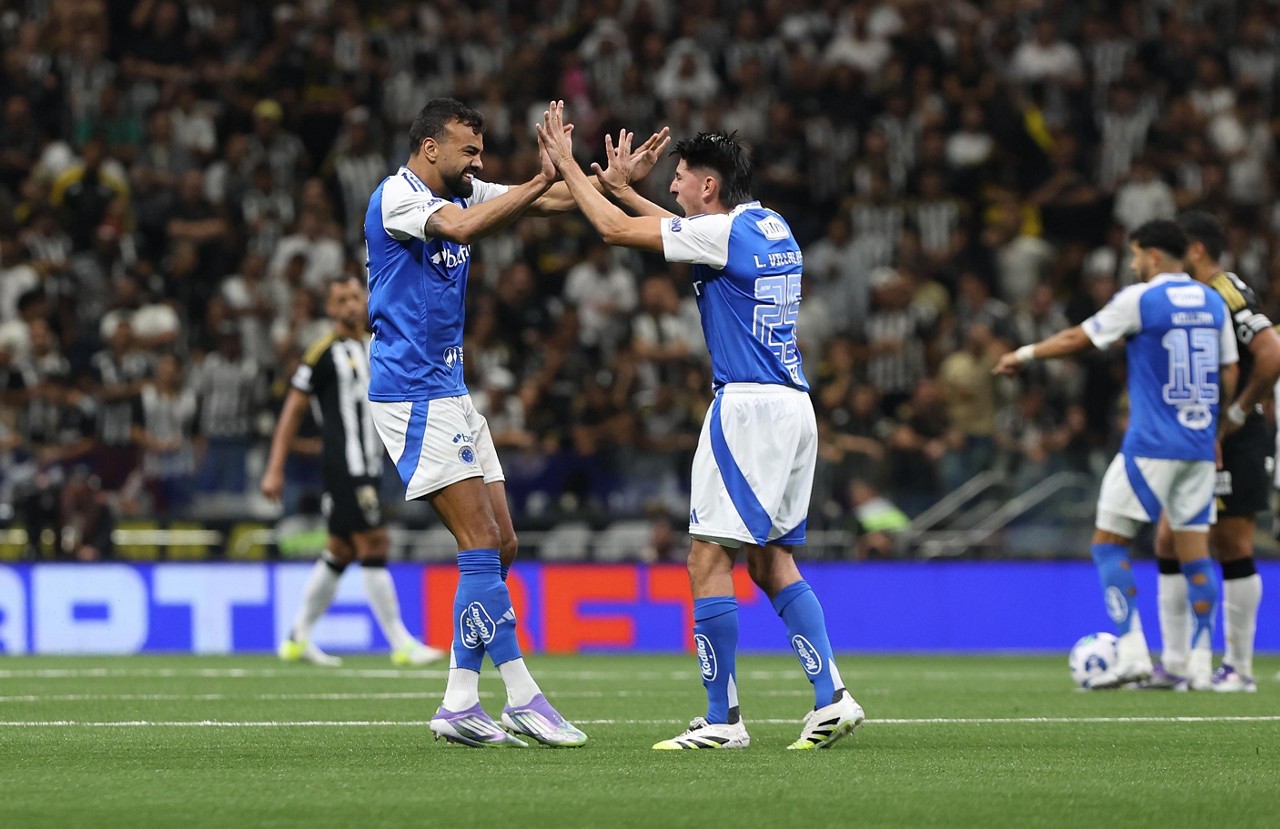Fabrício Bruno comemora gol marcado com Villalba