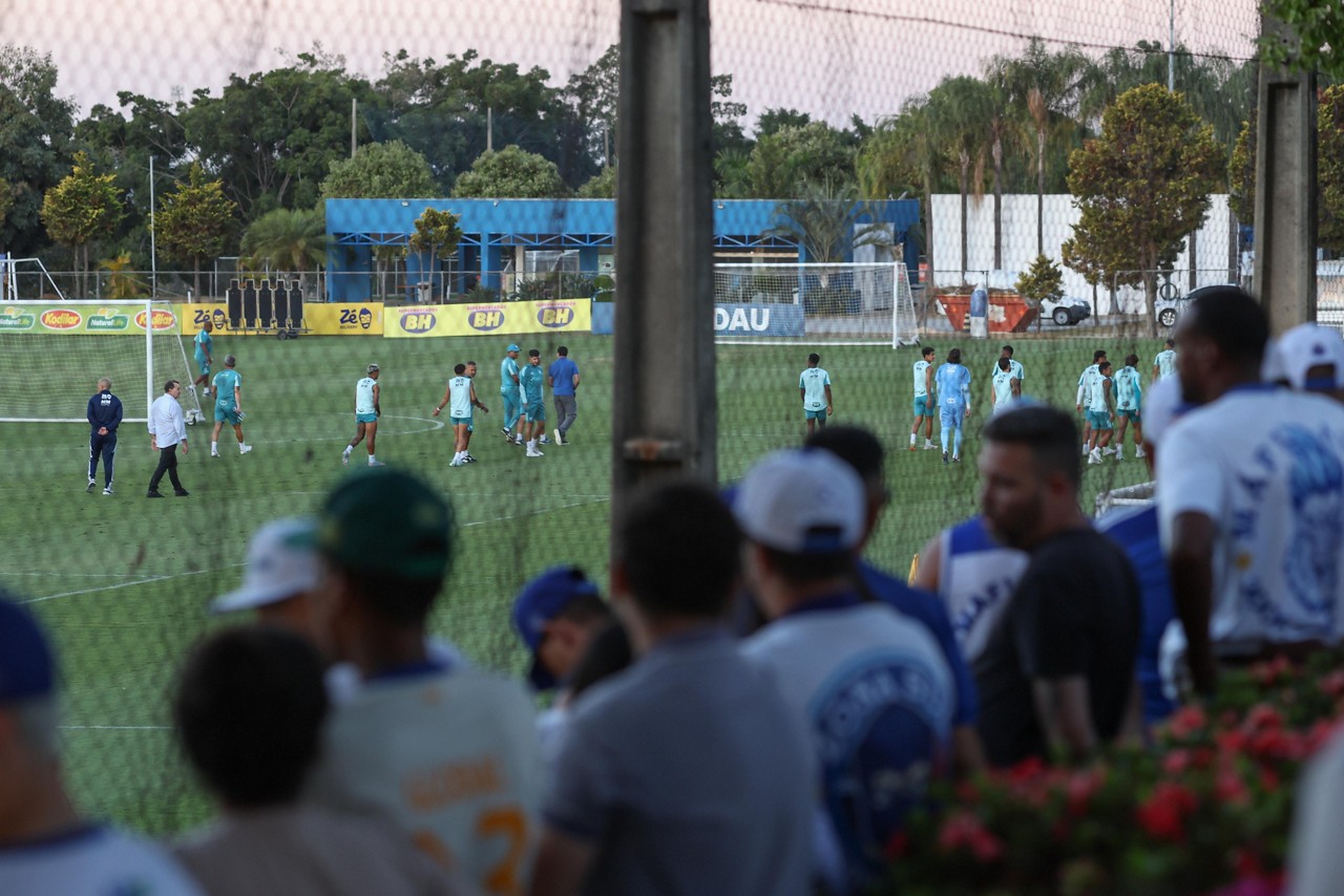 Torcida acompanha treino antes do clássico pela Copa do Brasil