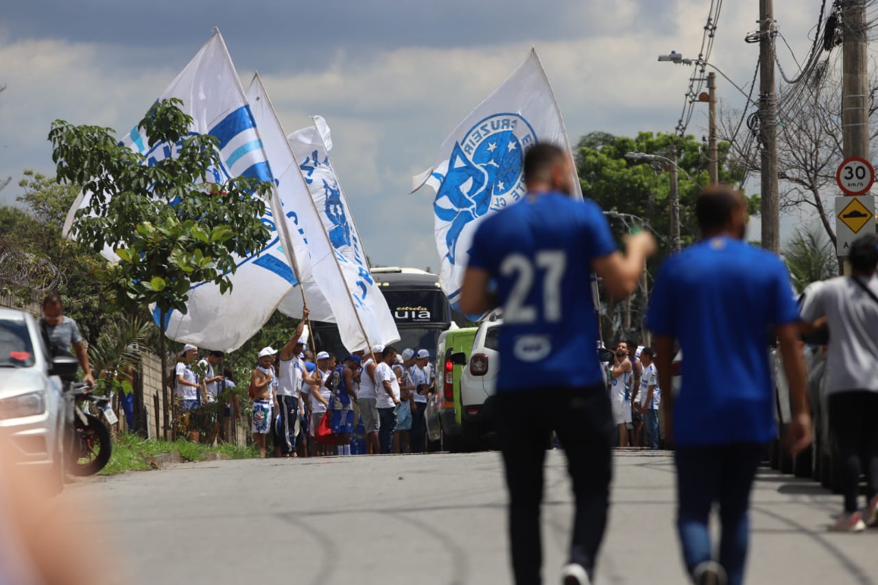 Organização dos ônibus 'doados' por Pedro Lourenço aos torcedores do Cruzeiro ficou a cargo das organizadas
