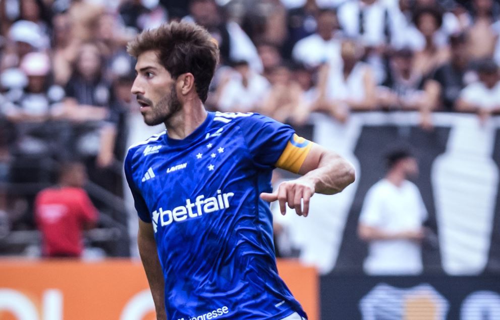 Lucas foi titular e capitão diante do Corinthians