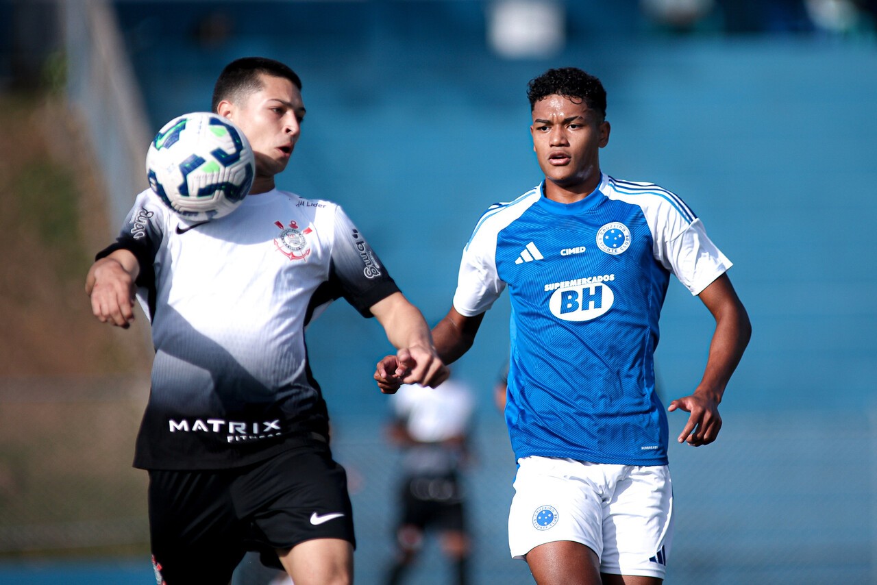 Atletas de Cruzeiro e Corinthians em partida pelo Brasileirão sub-20