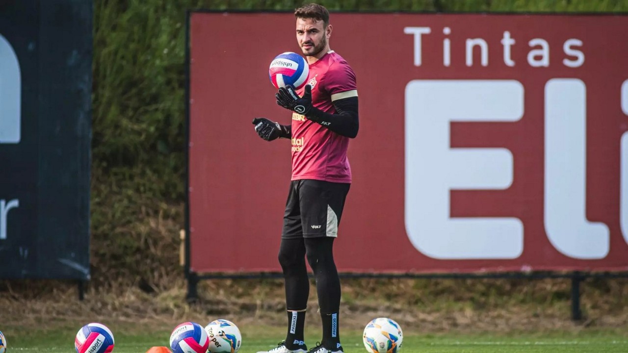 Gabriel Vasconcellos durante treino do Vitória