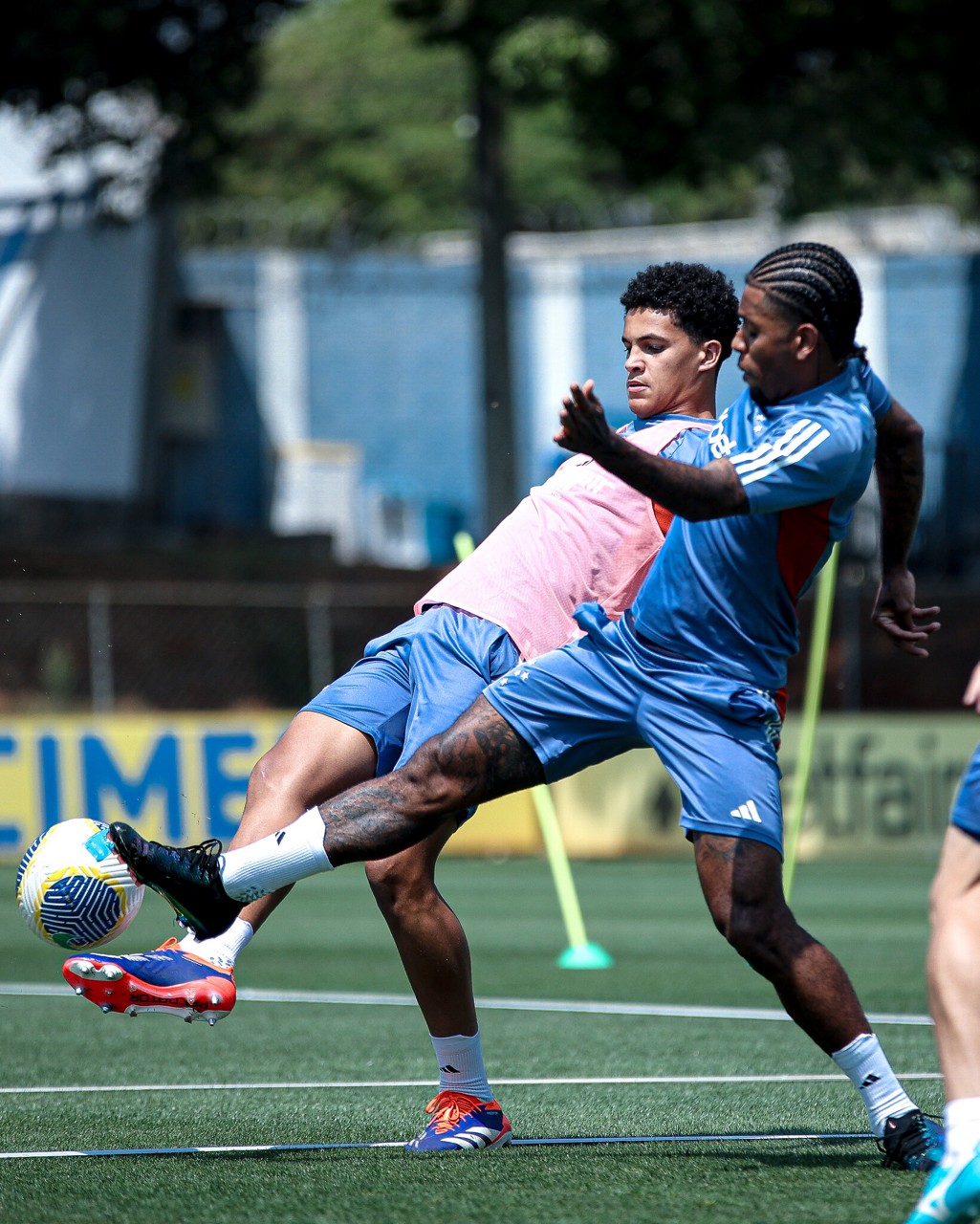 Lateral Kauã Prates (à esquerda) disputa a bola com Wesley Gasolina durante treino na Toca