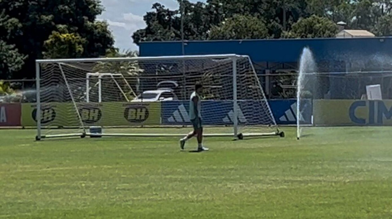 Volante Peralta deixa o treino da Toca da Raposa mais cedo nesta quinta-feira (27)