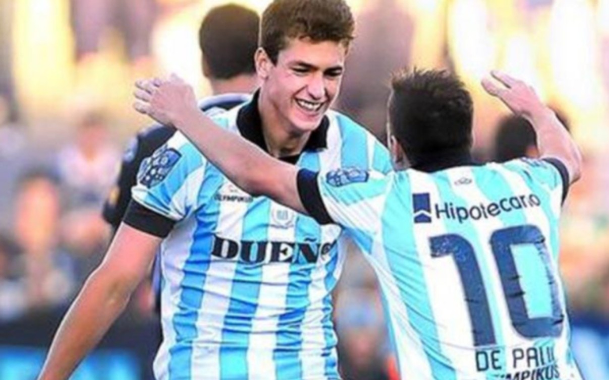 Dinenno comemora com De Paul no período em que atuaram juntos pelo Racing em 2014