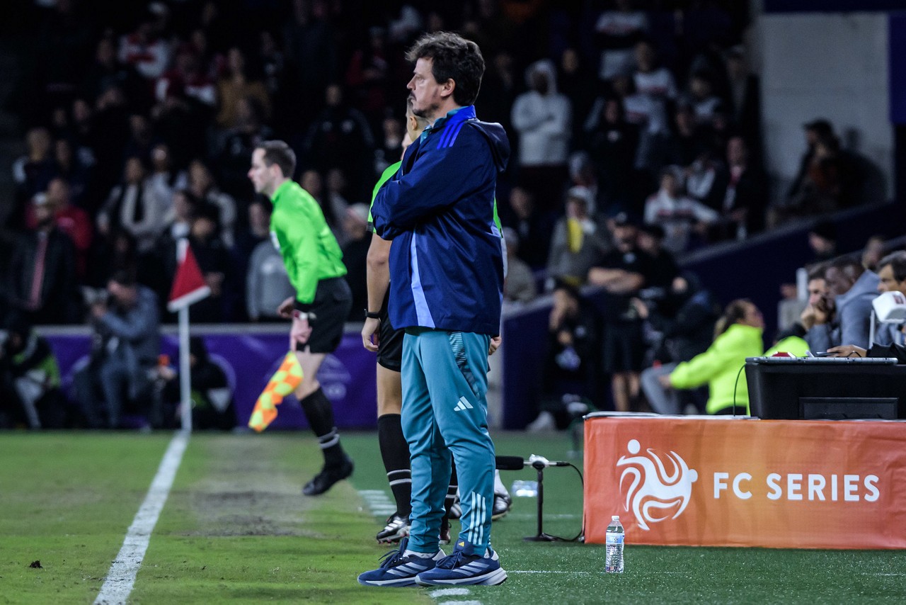 Fernando Diniz acompanha atuação da equipe durante o amistoso com o São Paulo, em Orlando, nos Estados Unidos