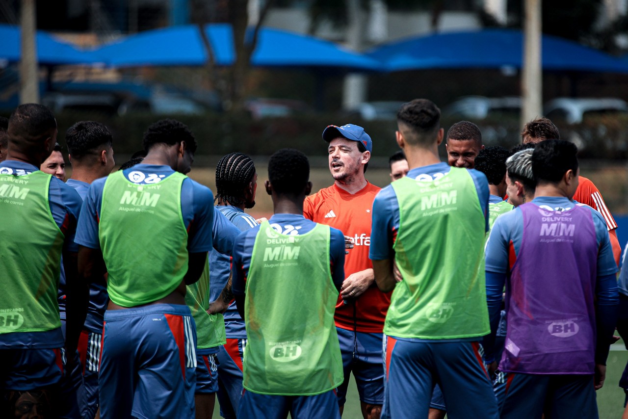 Técnico Fernando Diniz passa instrução aos jogadores antes de treino na Toca da Raposa