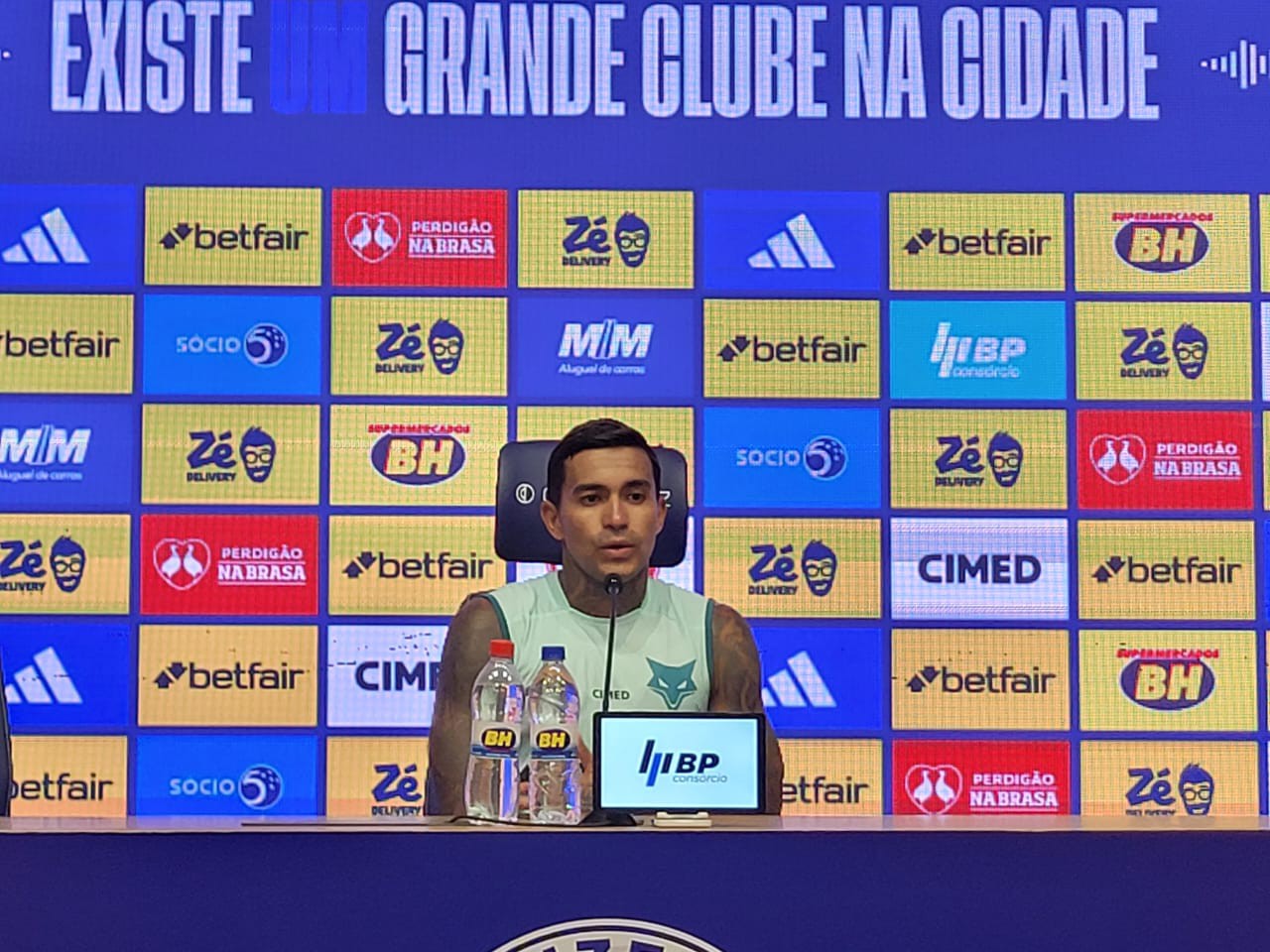 Dudu concedeu entrevista coletiva nesta querta-feira (26), na Toca da Raposa ll