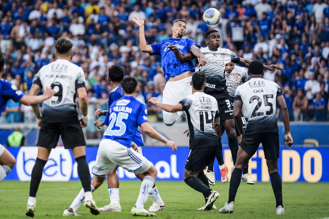 Villalba e Zé Ivaldo disputam bola na área do Corinthians durante duelo entre as equipes no turno do Brasileirão