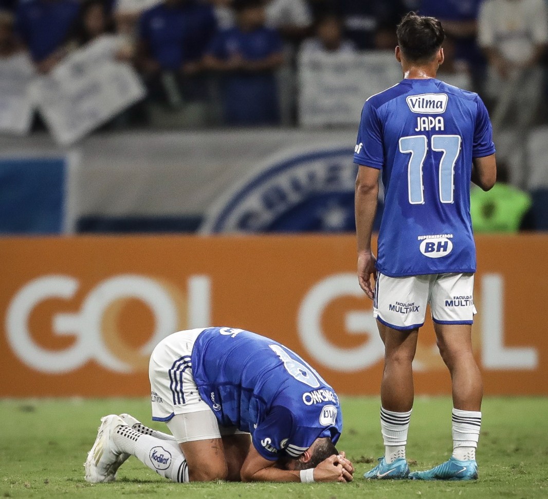Dinenno sente lesão e se lamenta; Cruzeiro ainda perderia um pênalti no segundo tempo da partida