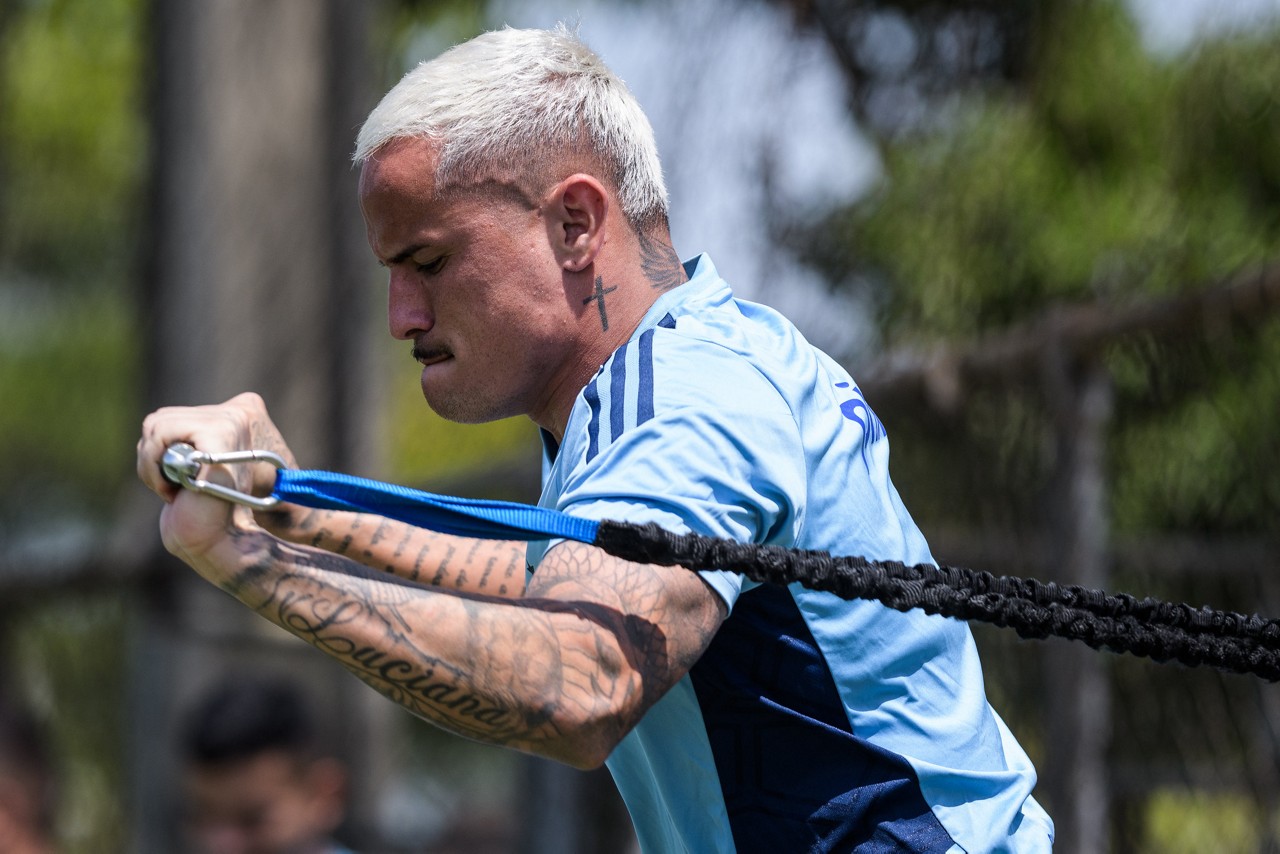 Edu durante treinamento na Toca da Raposa 2