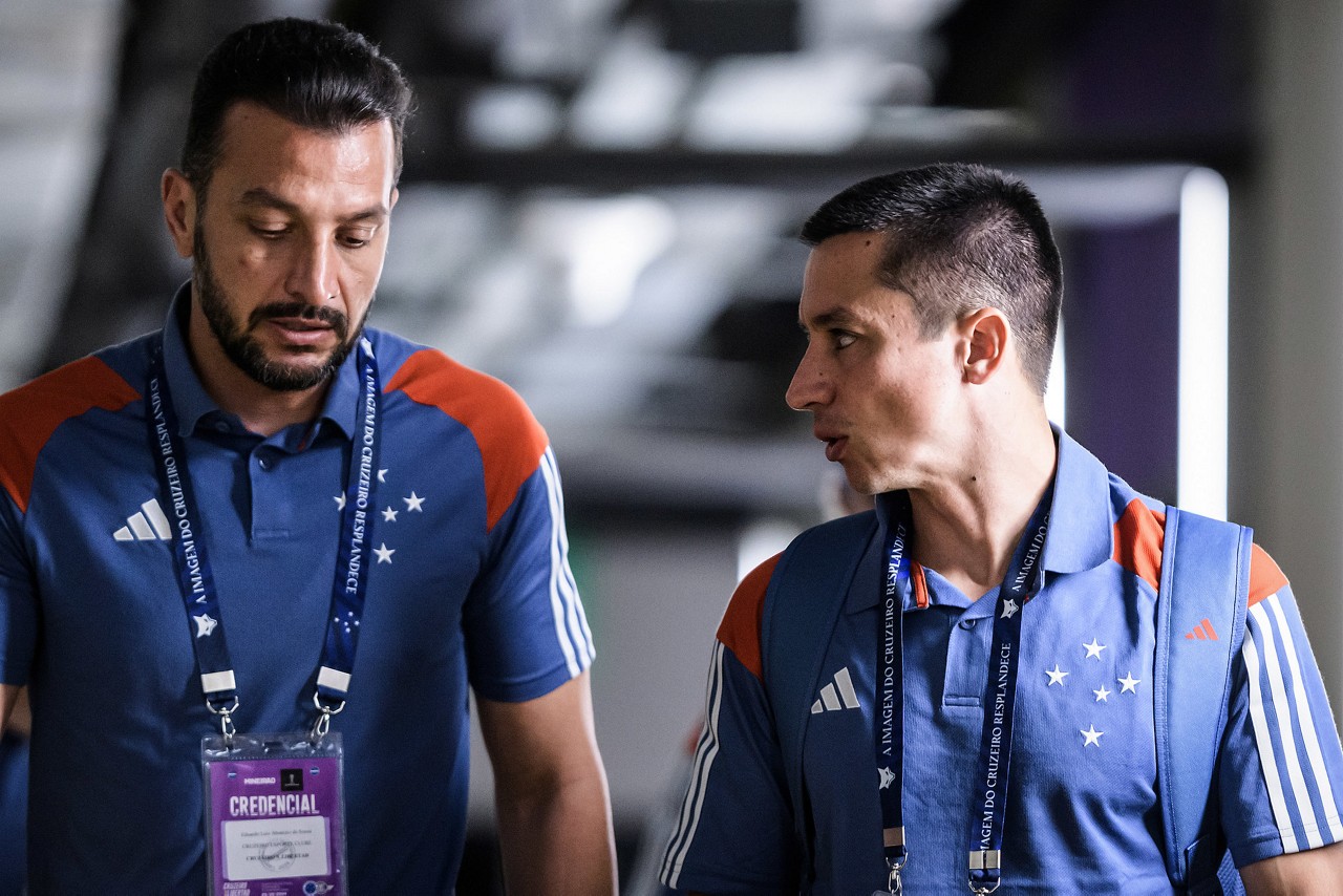Auxiliar técnico de Diniz, Eduardo Barros (à direita) terá a missão de comandar o Cruzeiro à beira do gramado diante do Vasco