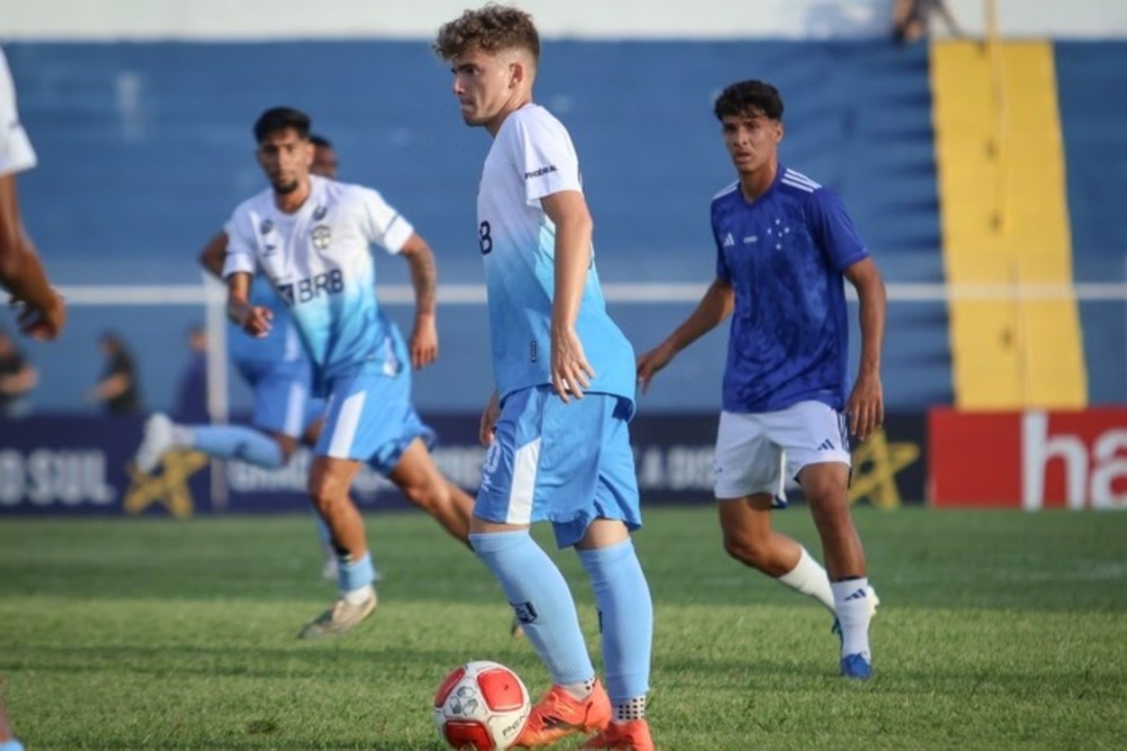 Lance da partida entre Cruzeiro e Real Brasília, pela primeira rodada da fase de grupos da Copa São Paulo