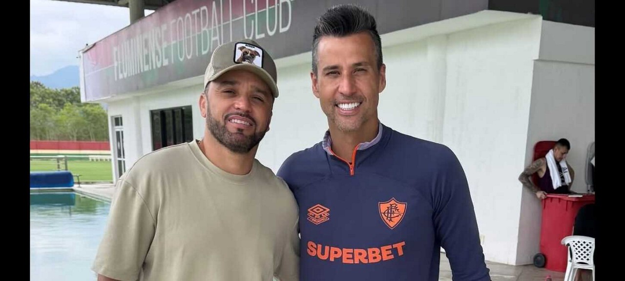 Ex-volante Charles posa para foto ao lado do goleiro Fábio no CT do Fluminense