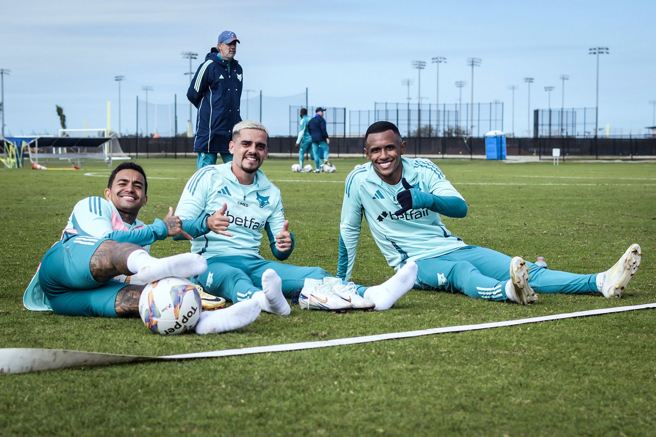 Fagner descansa após treino do Cruzeiro nos Estados Unidos, rodeado pelos atacantes Dudu e Marquinhos