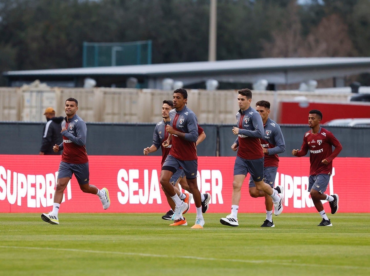 Equipe principal do São Paulo, com Oscar, treina nos EUA