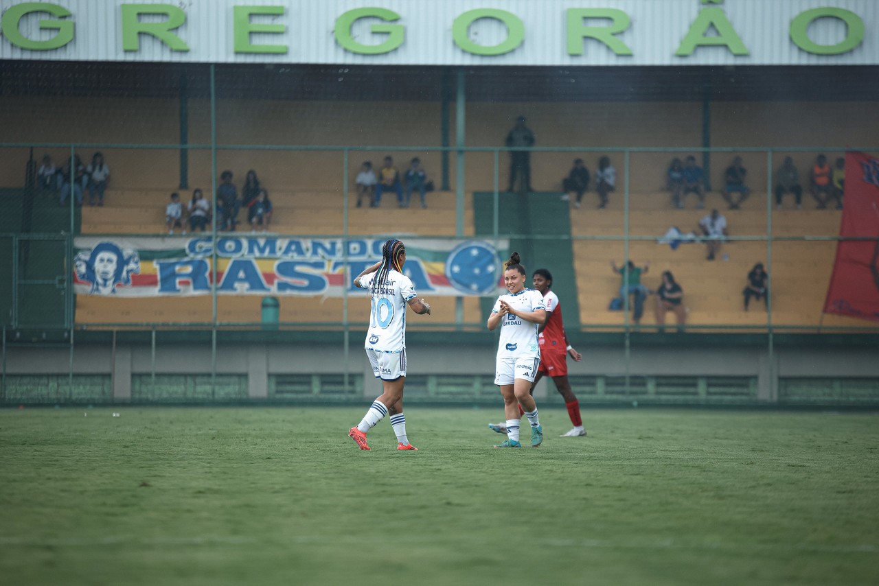Artilheiras do dia, Byanca Brasil (4 gols) e Tipa (3 gols), comemoram durante a partida