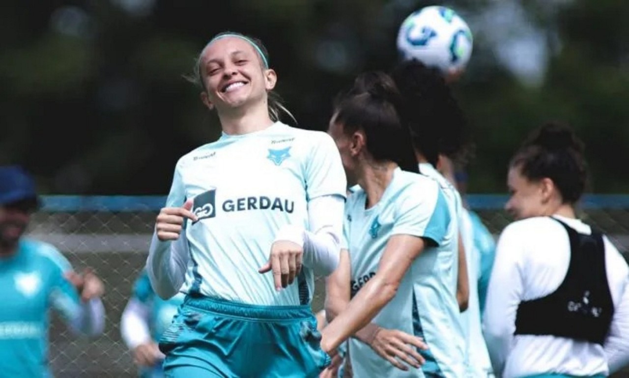 Zagueira Vitória Calhau durante atividade do time feminino do Cruzeiro na Toca 