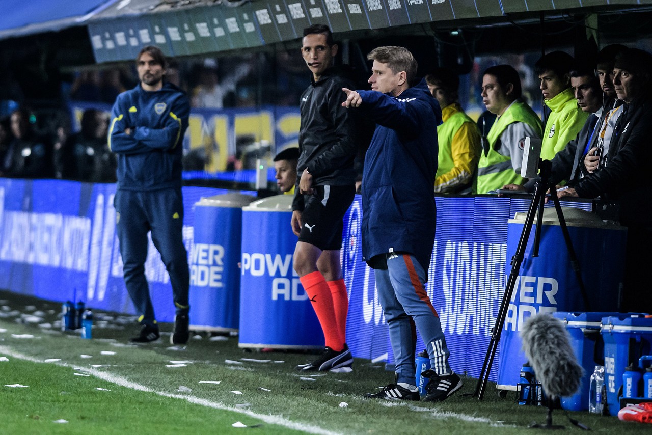 Fernando Seabra próximo ao treinador adversário, Diego Hernán Martínez