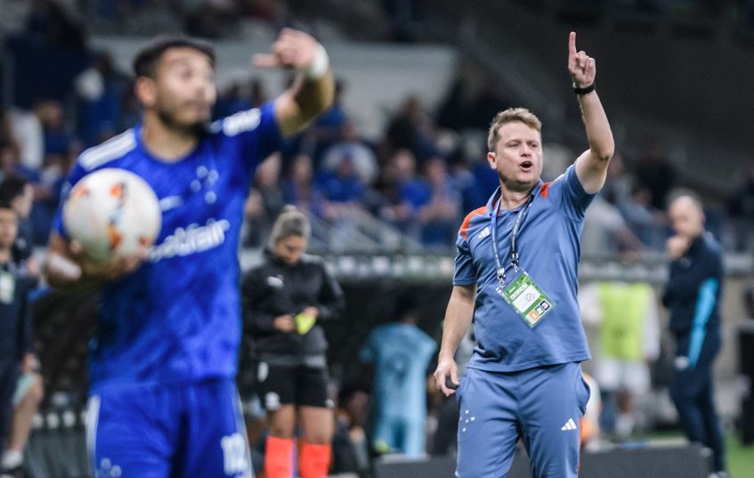 Seabra e William passando instrução ao time durante jogo no Mineirão