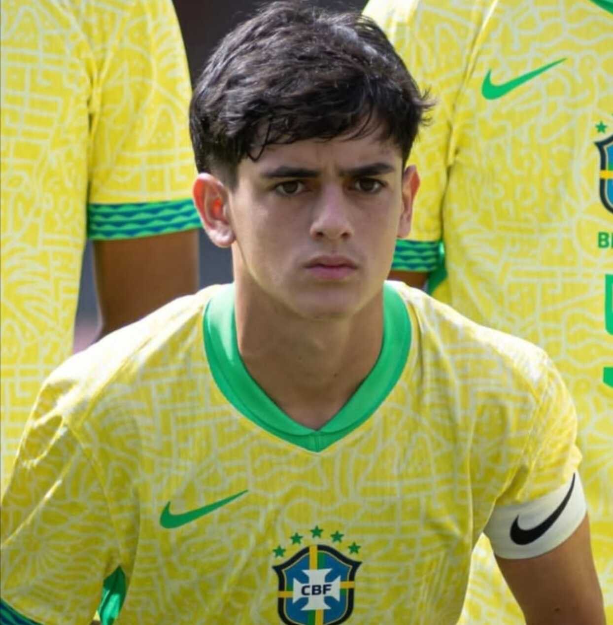 Henrique Lemos com a camisa 8 e a braçadeira de capitão da seleção sub-15 do Brasil