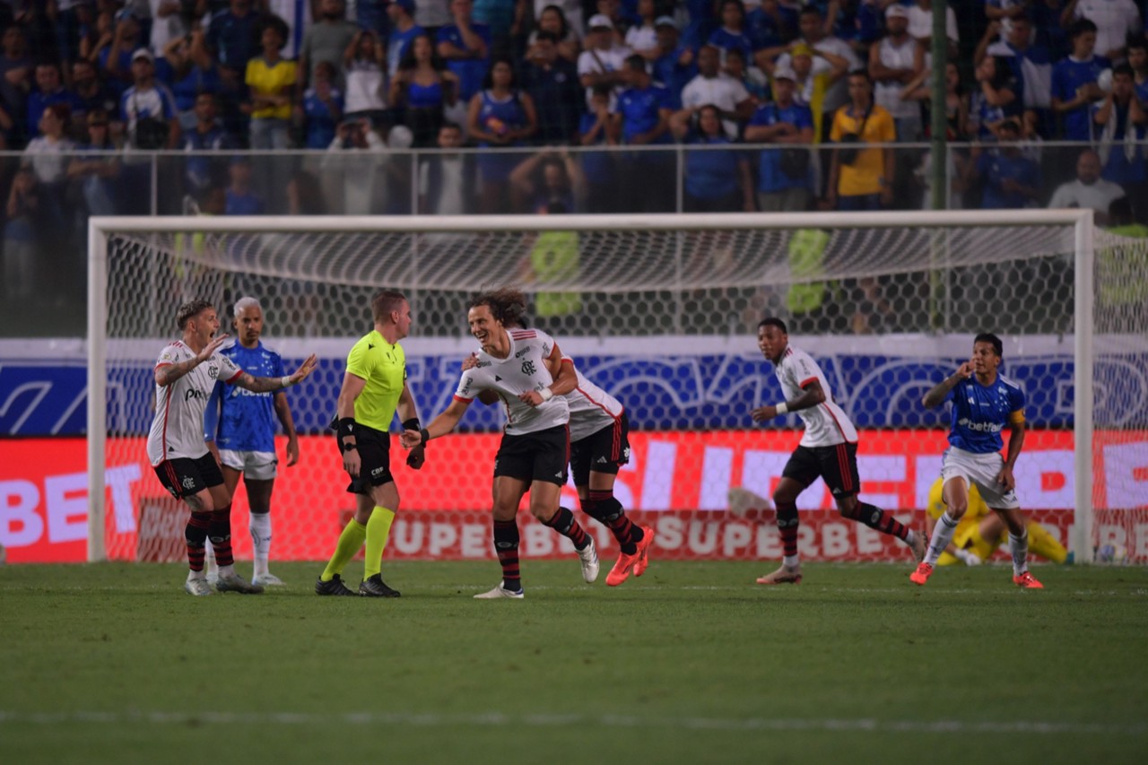 David Luiz marcou gol de falta em Cássio
