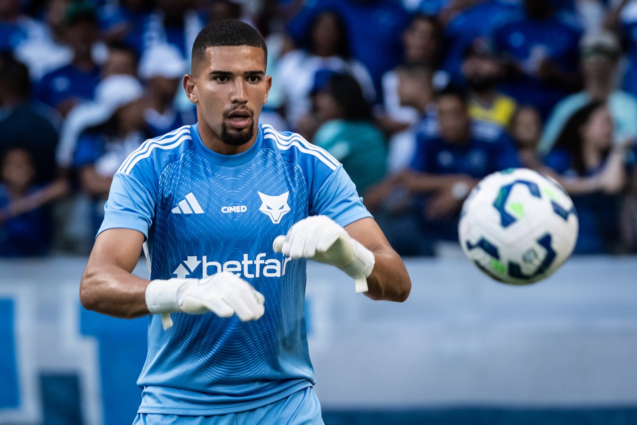 Com suspensão de Cássio, Léo Aragão foi titular diante do Juventude
