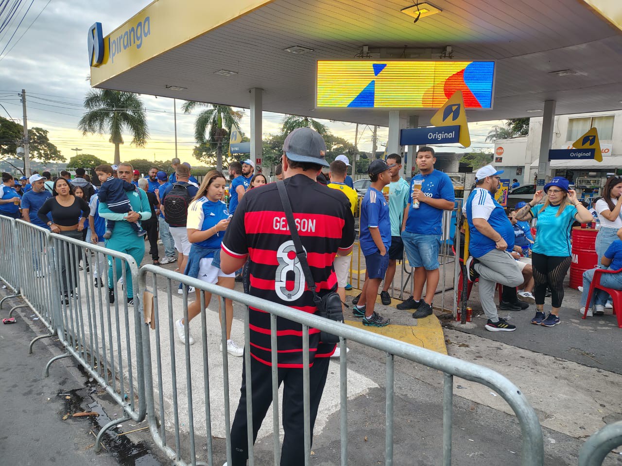 Torcedor do Flamengo em meio a torcedores do Cruzeiro na Pampulha