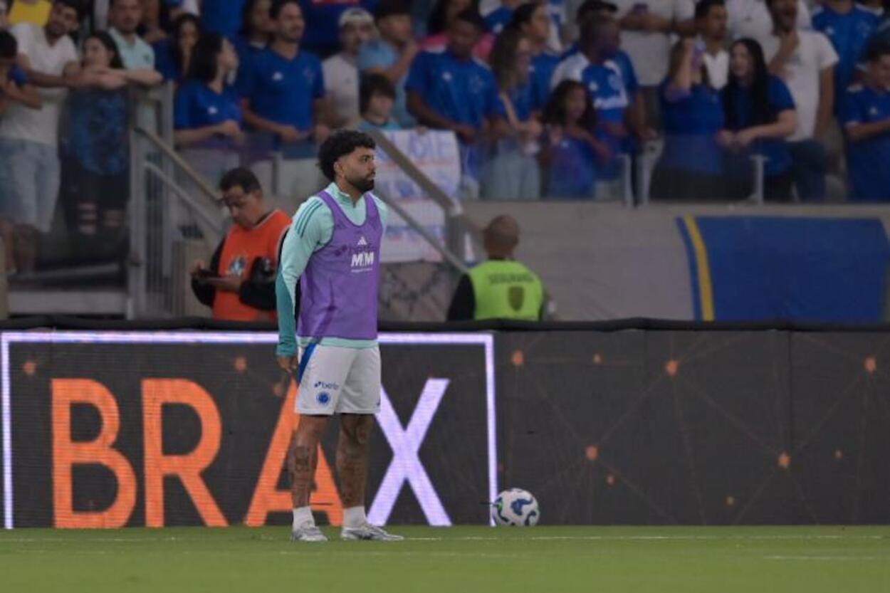 Gabriel Barbosa durante aquecimento no Gigante da Pampulha