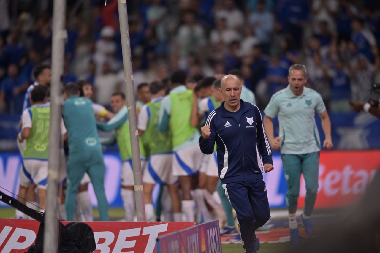 Jardim comemorou o gol da vitória junto aos jogadores