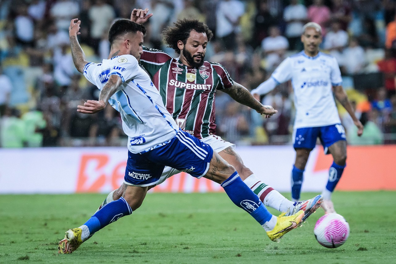 Matheus Henrique em disputa de bola com Marcelo