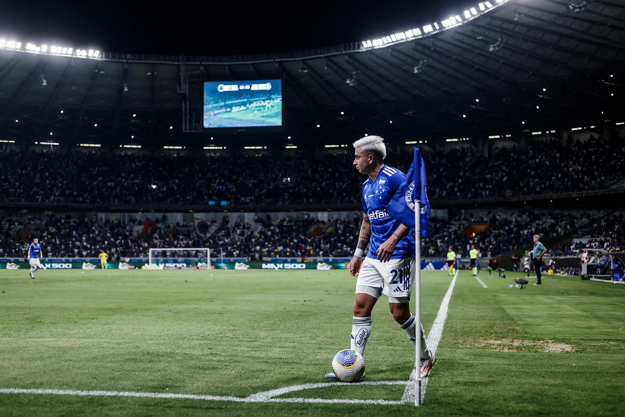 Atacante Álvaro Barreal em cobrança de escanteio na partida contra o Grêmio, no Mineirão