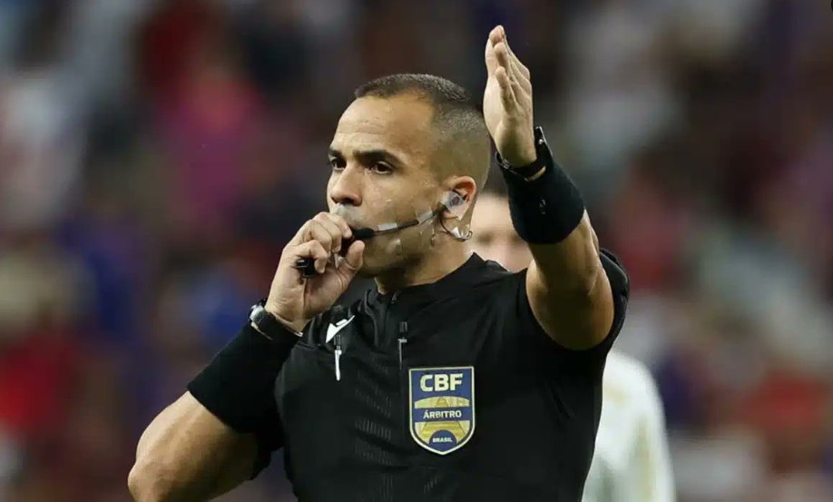 Alex Stefano em ação durante partida do Campeonato Brasileiro