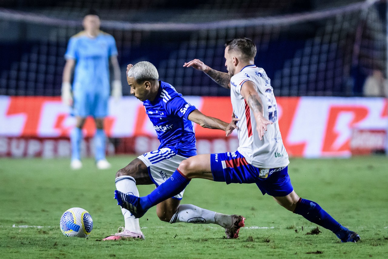 Gramado do Estádio Kleber Andrade não estava em boas condições