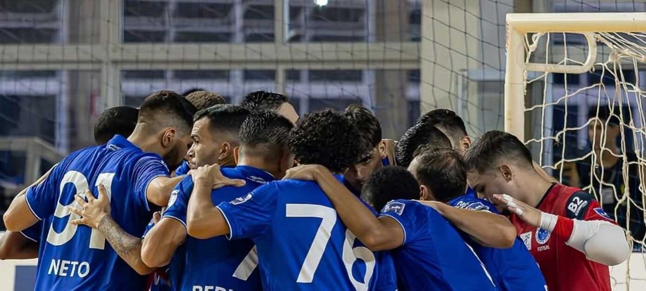 Jogadores do Cruzeiro Futsal reunidos em quadra antes de partida da LNF