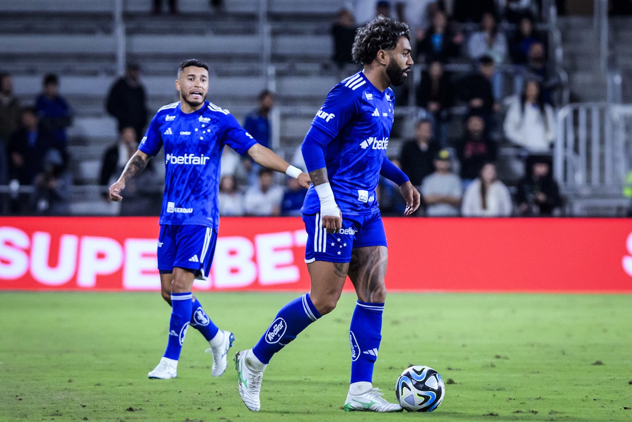 Gabigol com a bola durante o jogo com o São Paulo, em Orlando, nos Estados Unidos