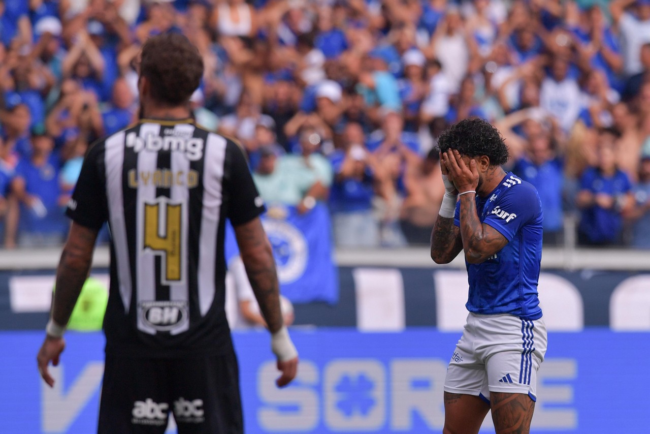 Gabigol se lamenta após ser expulso no primeiro tempo do clássico com o Atlético, no Mineirão