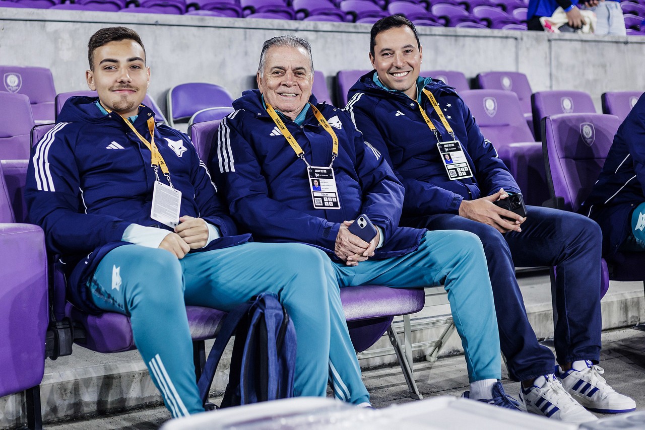Paulo Pelaipe (centro) e Pedro Júnior (direita) integram o departamento de futebol celeste 