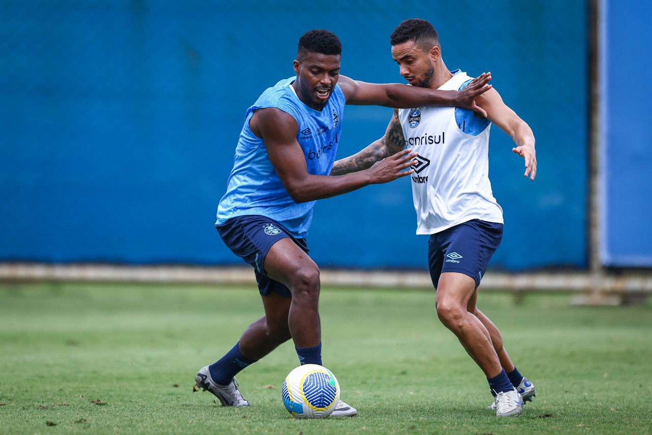 Jemerson em ação durante treino do Grêmio em Porto Alegre
