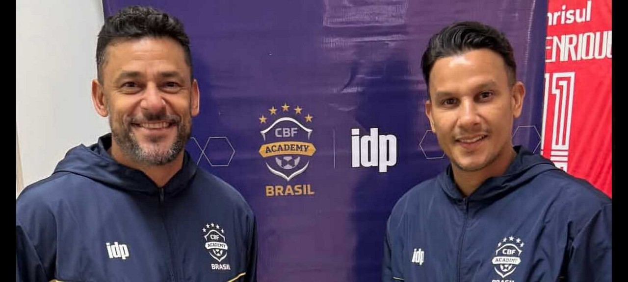 Fred e Henrique posam para foto durante curso de formação de treinadores da CBF Academy